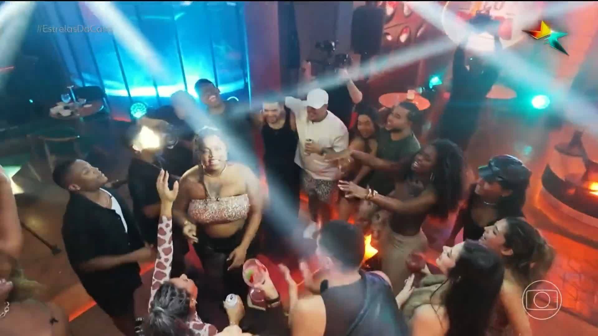 Paula Tavares sendo parabenizada pelos participantes do Estrelas da Casa