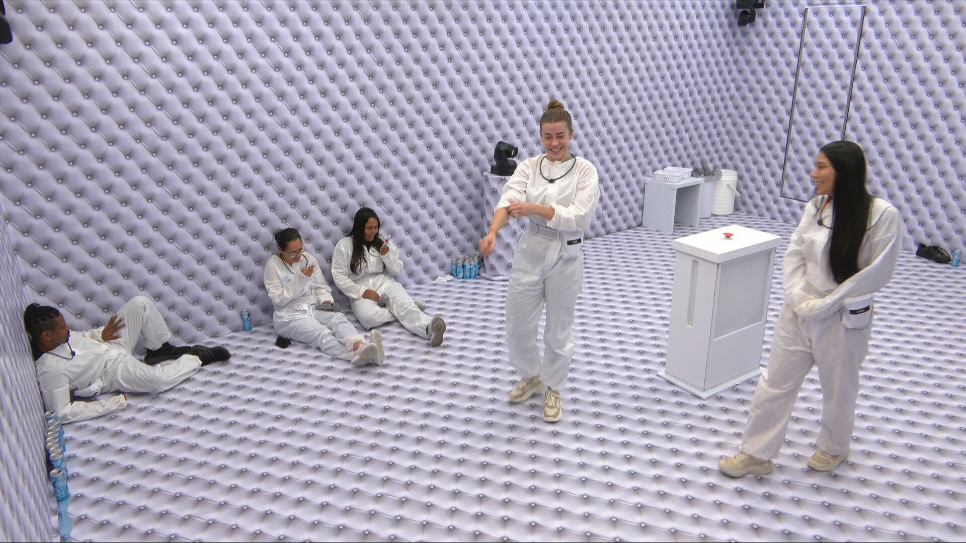 Após 26 horas de Quarto Branco, Elisa dispara: 'Só saio daqui de ambulância'