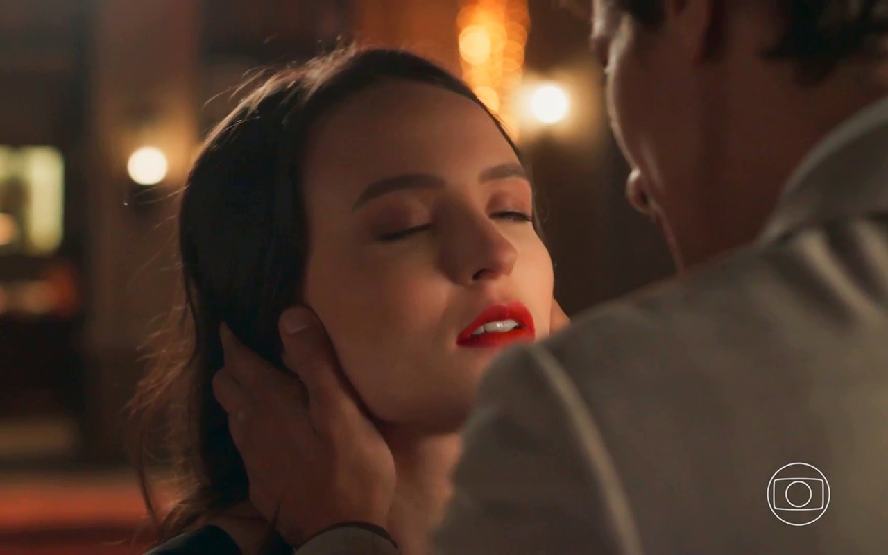 Em Êta Mundo Melhor!, Estela impede partida de Túlio e se declara a ele: ‘Te amo!’