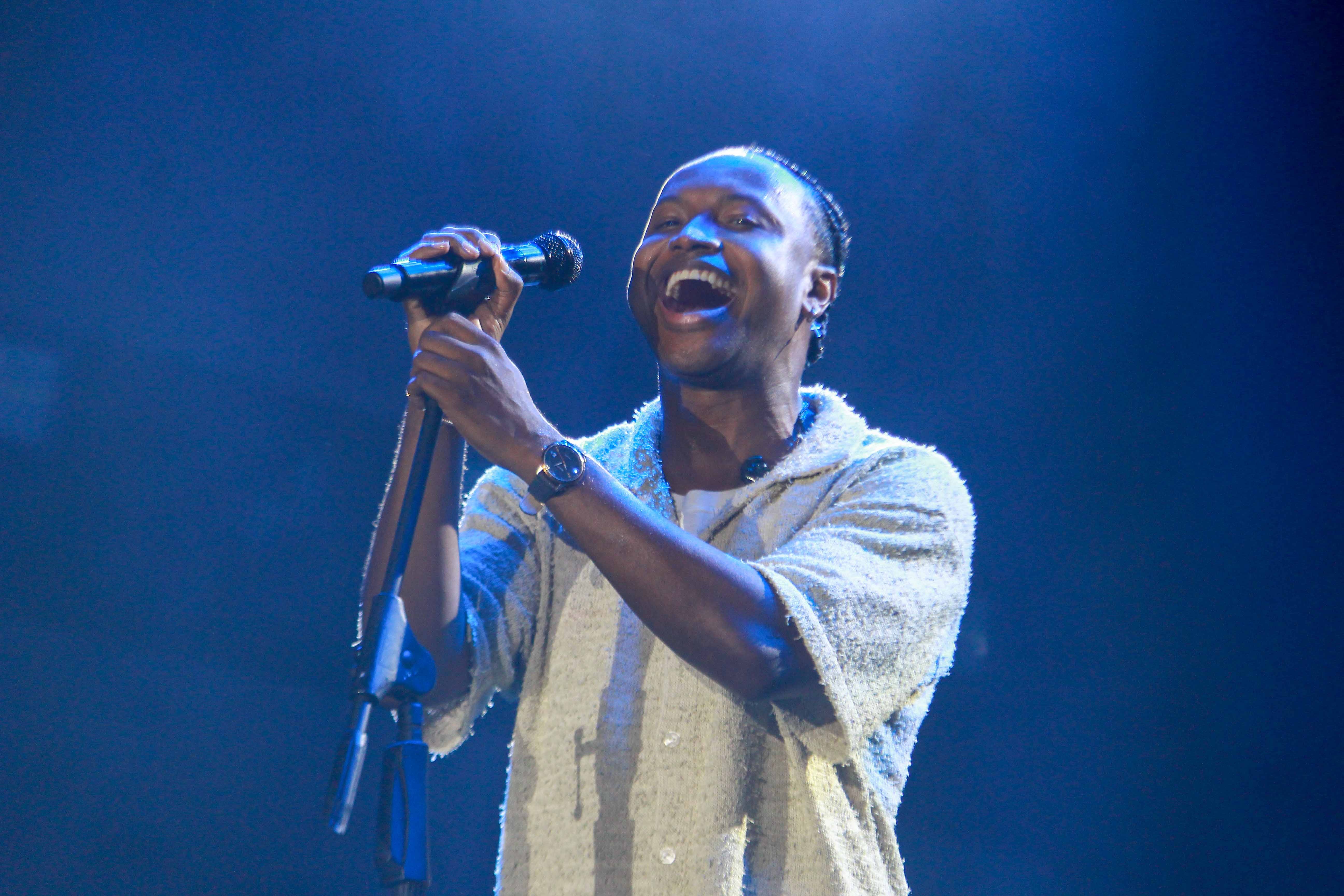 Quem canta no BBB 26 hoje? Thiaguinho se apresenta nesta sexta (6)