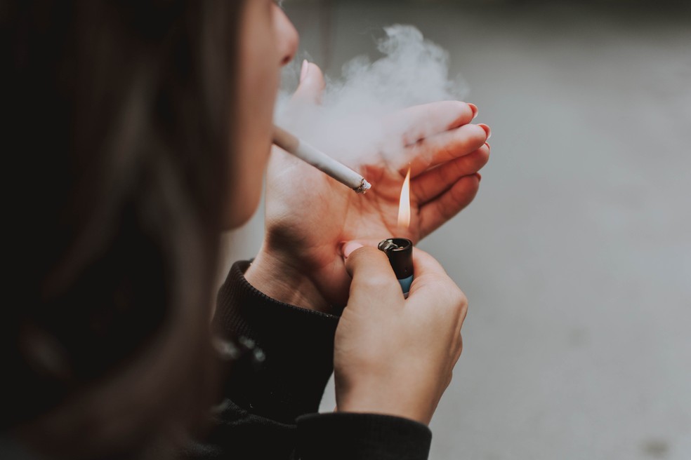 Fumar afeta a produção de colágeno, função pulmonar e causa crises da rosácea — Foto: Unsplash
