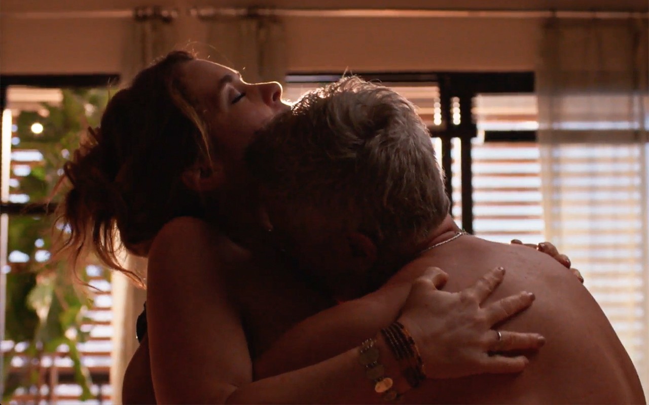 Dona de Mim: Jaques e Filipa transam após ele tocar guitarra na rua com a ajuda dela