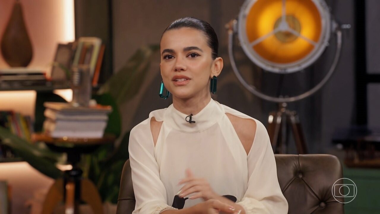 Após desabafo sobre maternidade, Manu Gavassi compartilha raro clique com a filha: 'Amo ser colo'