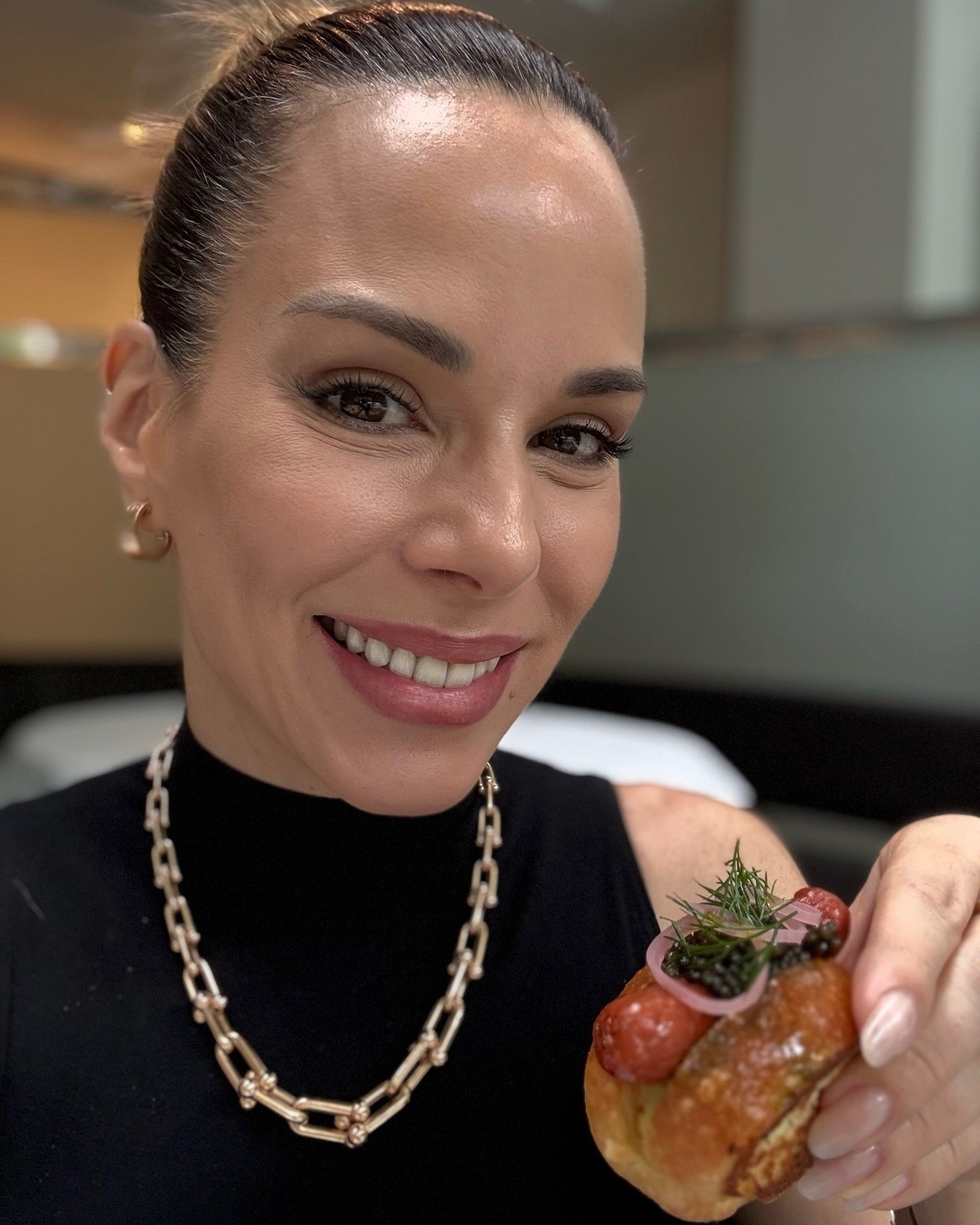 Ana Furtado experimenta cachorro-quente com caviar em viagem a Nova York