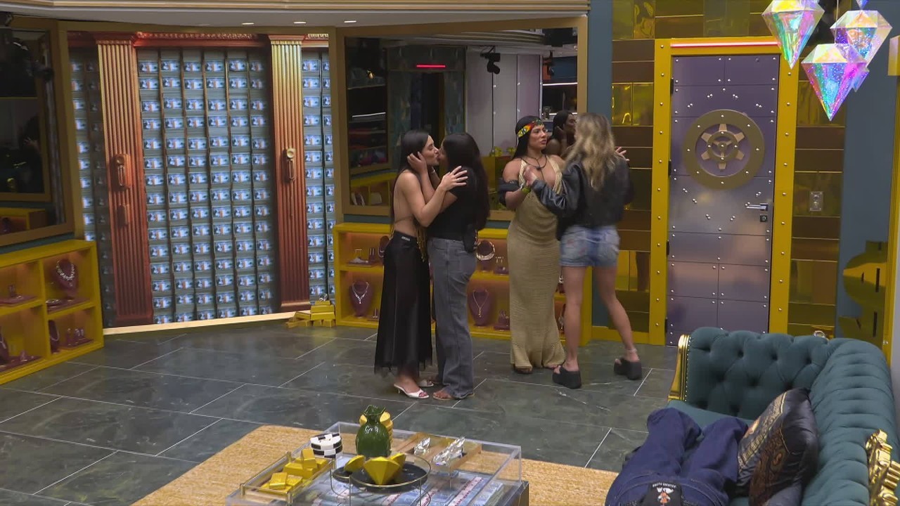 Chaiany e Jordana dão selinho no BBB 26