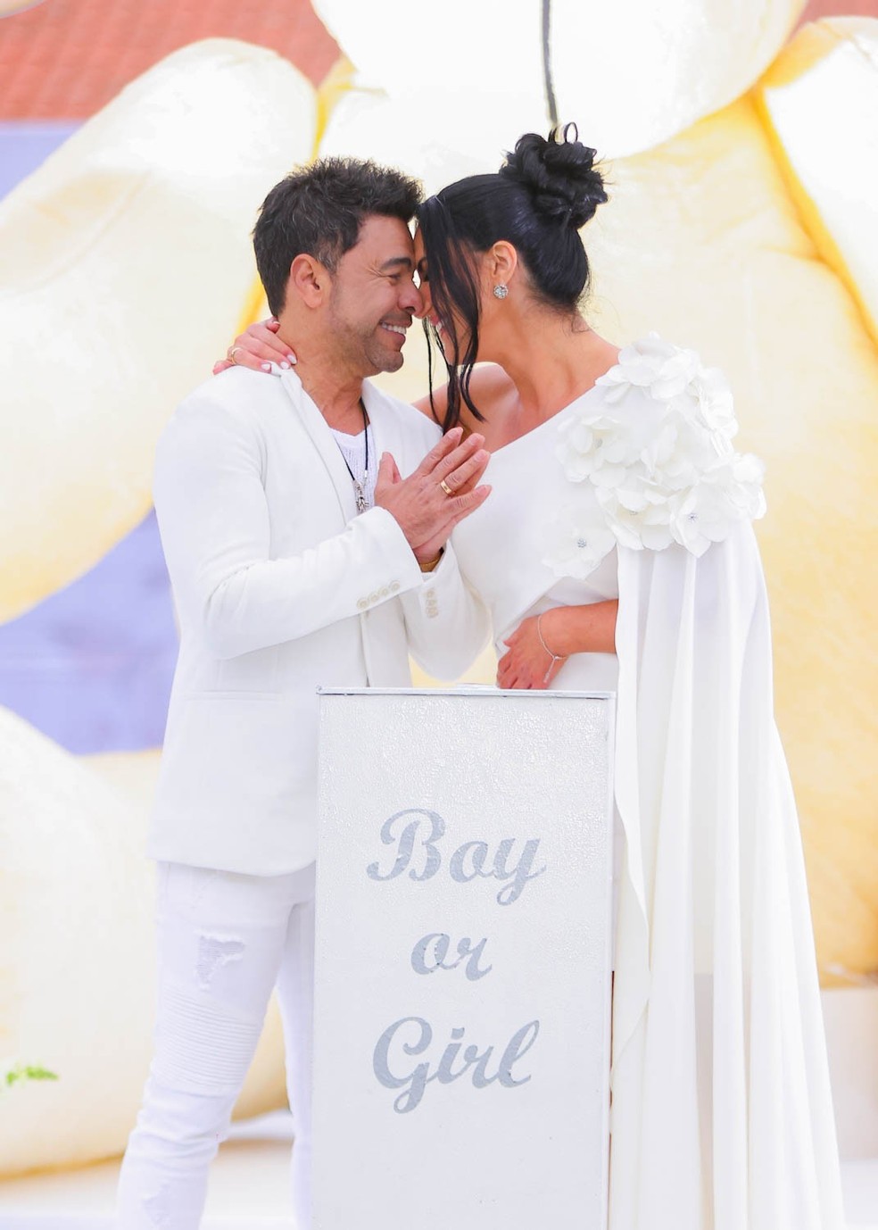 Cerimônia de chá revelação contou com casamento surpresa entre Zezé di Camargo e Graciele Lacerda — Foto: brazil news