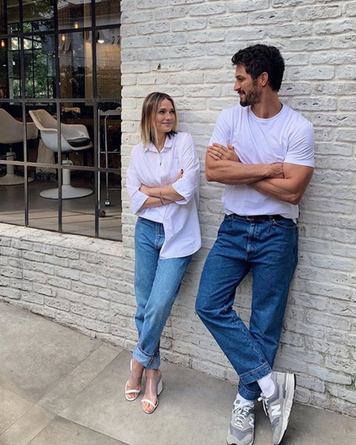 Romulo Estrela posa com a esposa combinando looks 'Saímos iguais e foi