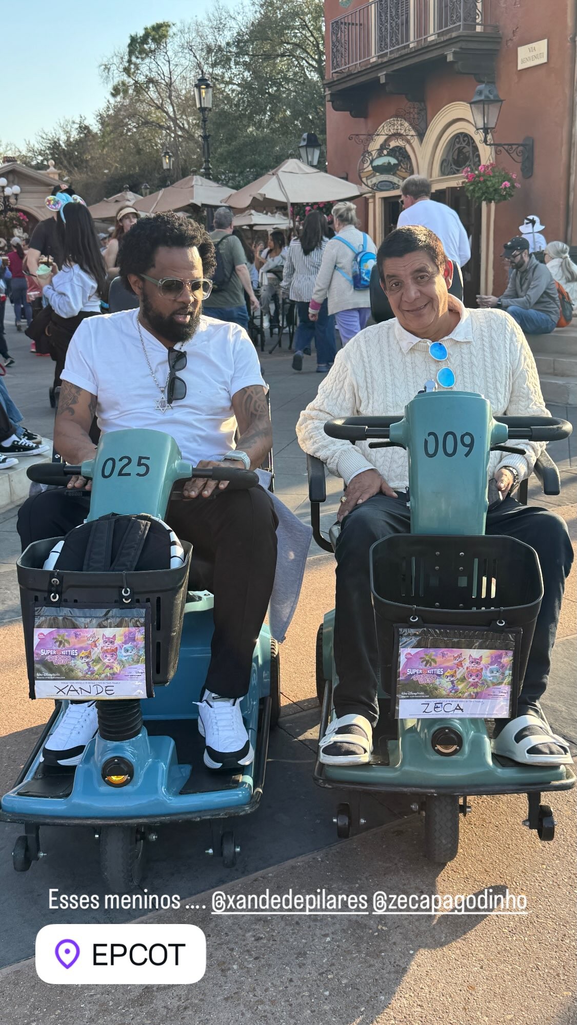 Zeca Pagodinho passa férias na Flórida e 'aposta corrida' com Xande de Pilares