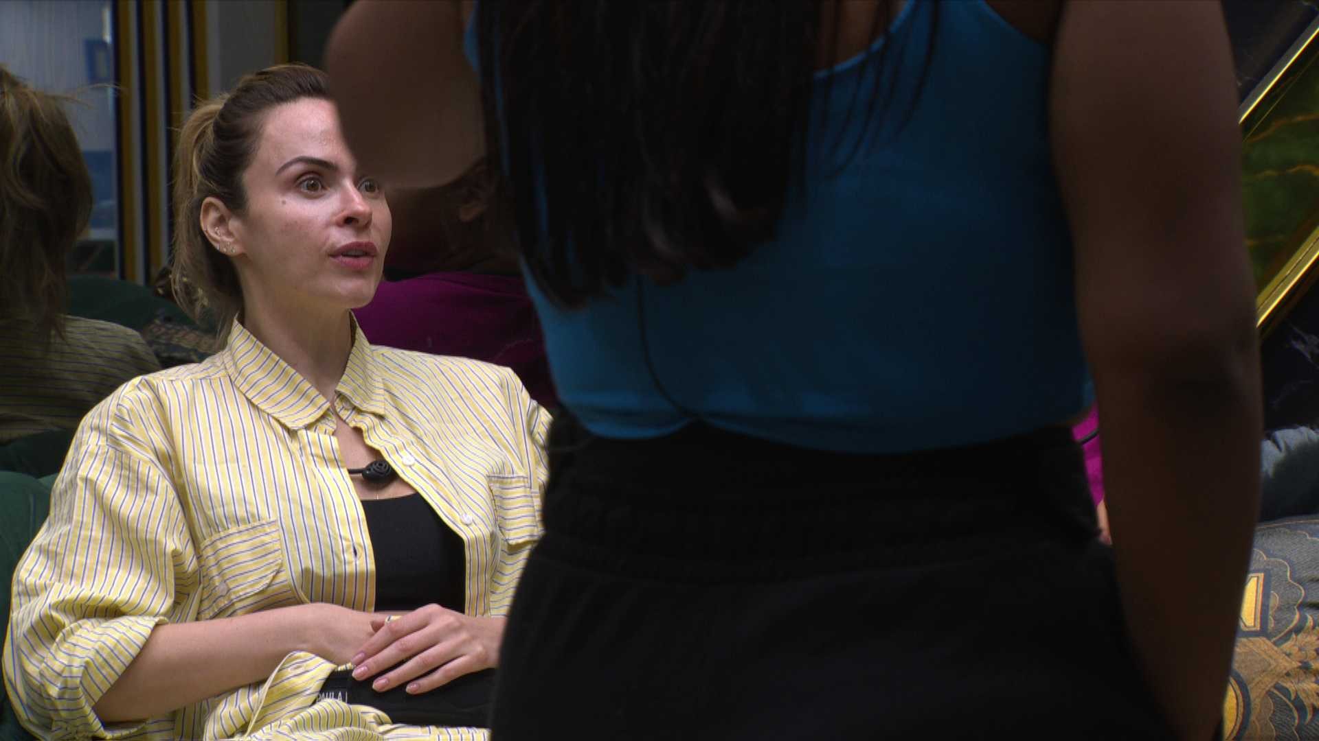 Ana Paula Renault solta bordão no BBB 26 ao ver Marcelo com bota de Chaiany: 'Olha ela!'