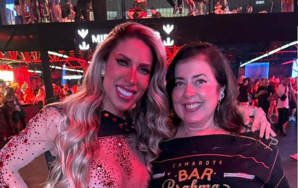 Tati Minerato com a m&atilde;e, Sylvia, no Anhembi &mdash; Foto: Gisele Alquas/gshow