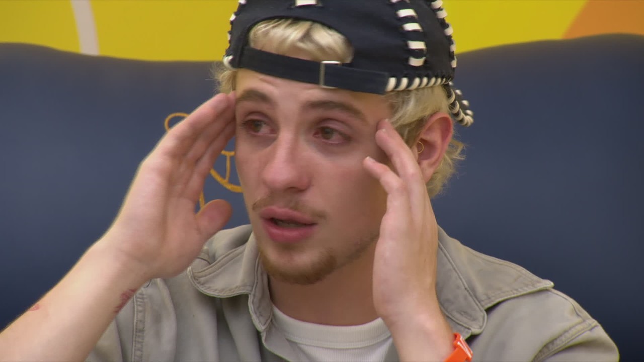 Juliano Floss chora e cogita desistir do BBB 26: 'Eu acho que eu vou embora'