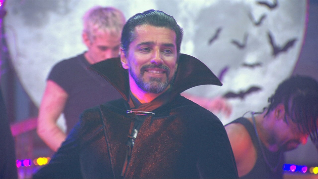 Alberto Cowboy dança Michael Jackson em sua Festa do Líder de Halloween