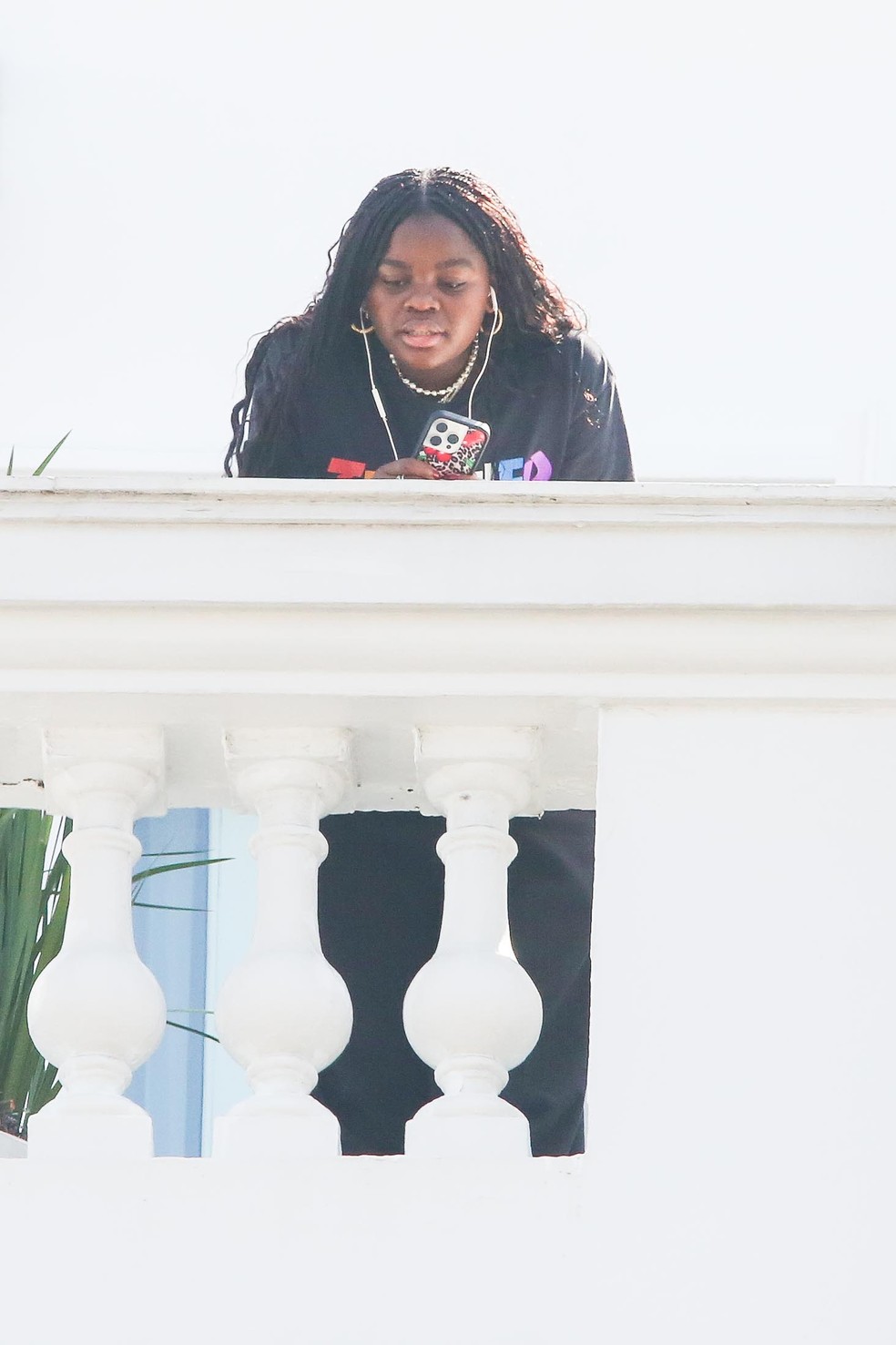 Mercy James, filha de Madonna, na sacada do Copacabana Palace — Foto: AgNews