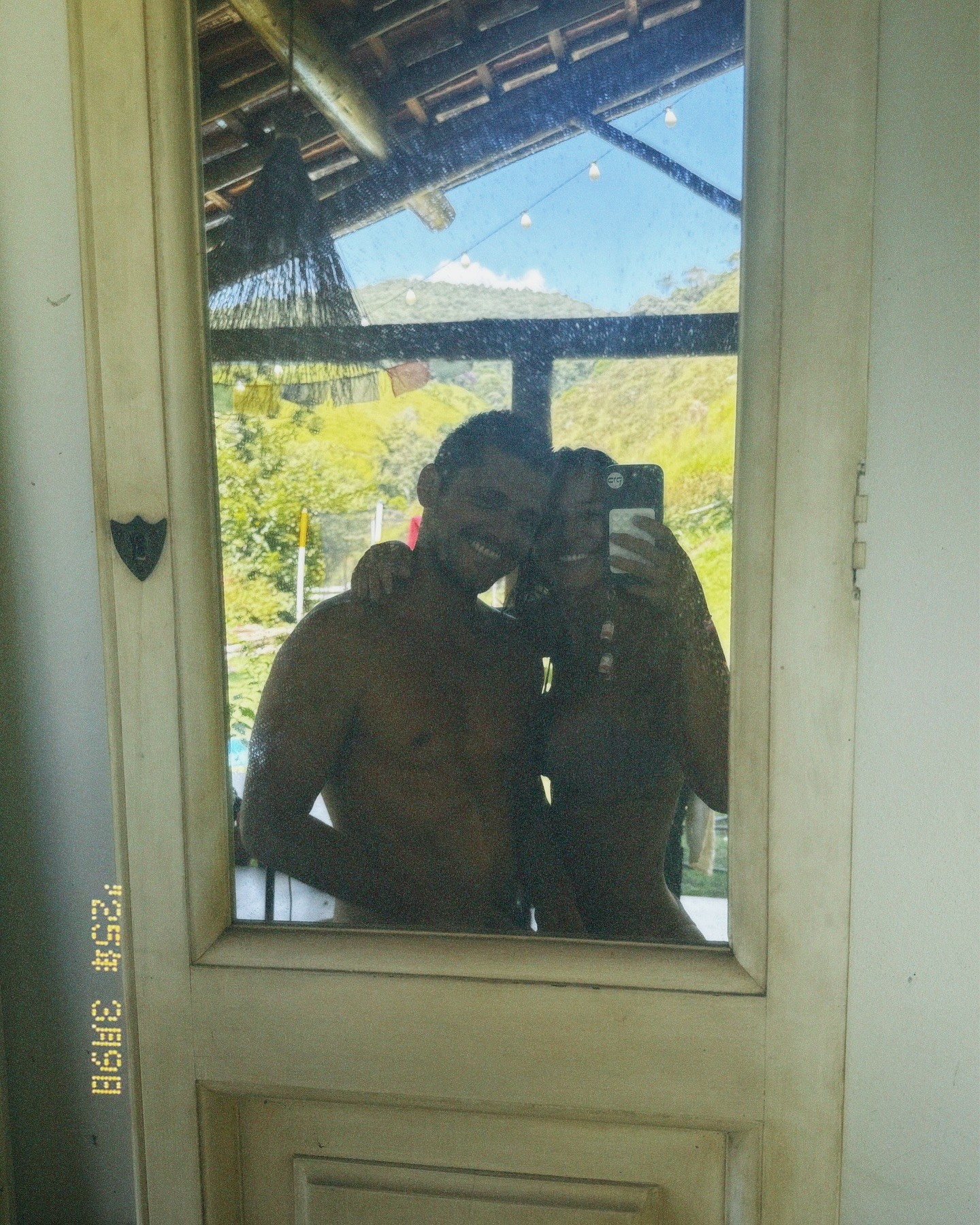 Yanna Lavigne posa em clima de romance com Bruno Gissoni