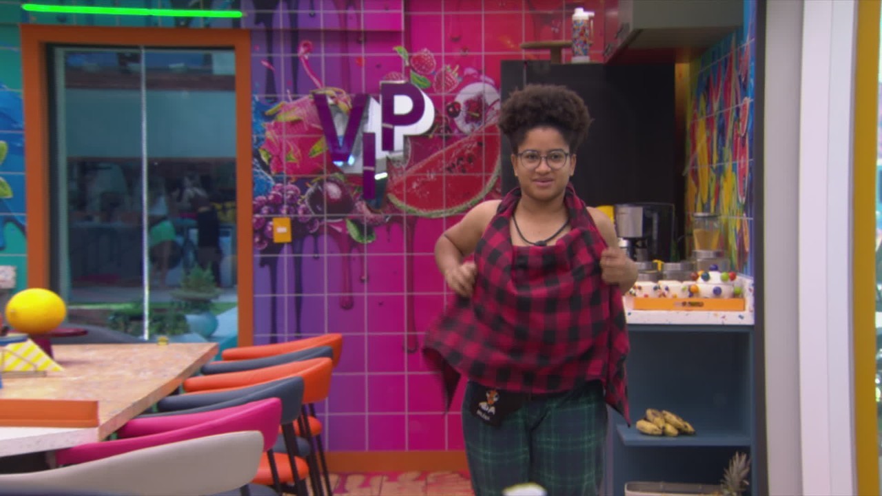 Milena observa Jonas Sulzbach e Marciele na piscina: 'Será que a talaricagem já está rolando?'