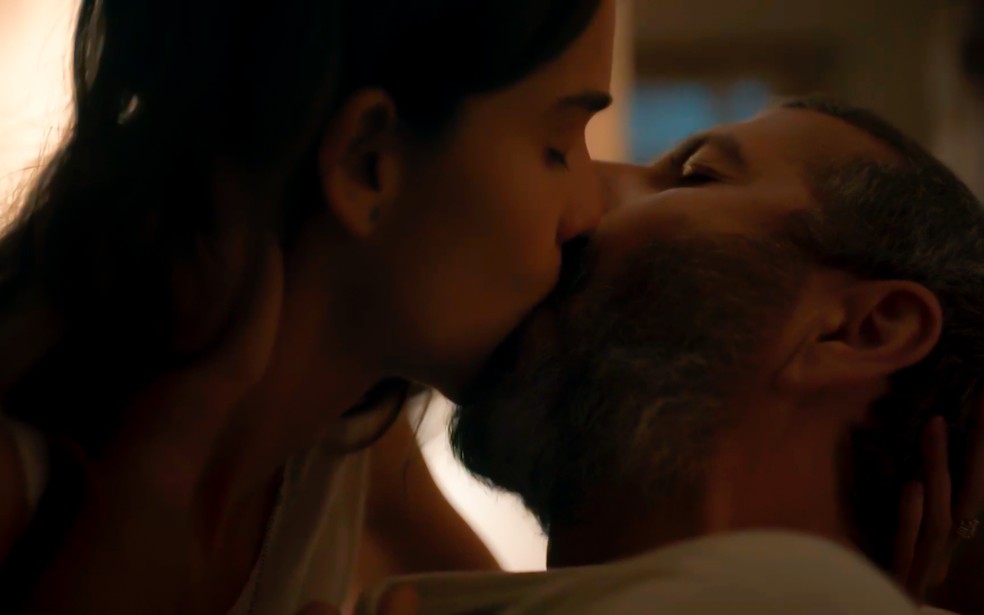 Mariana (Theresa Fonseca) e José Inocêncio (Marcos Palmeira) e beijam e têm primeira noite de amor - Renascer — Foto: Globo