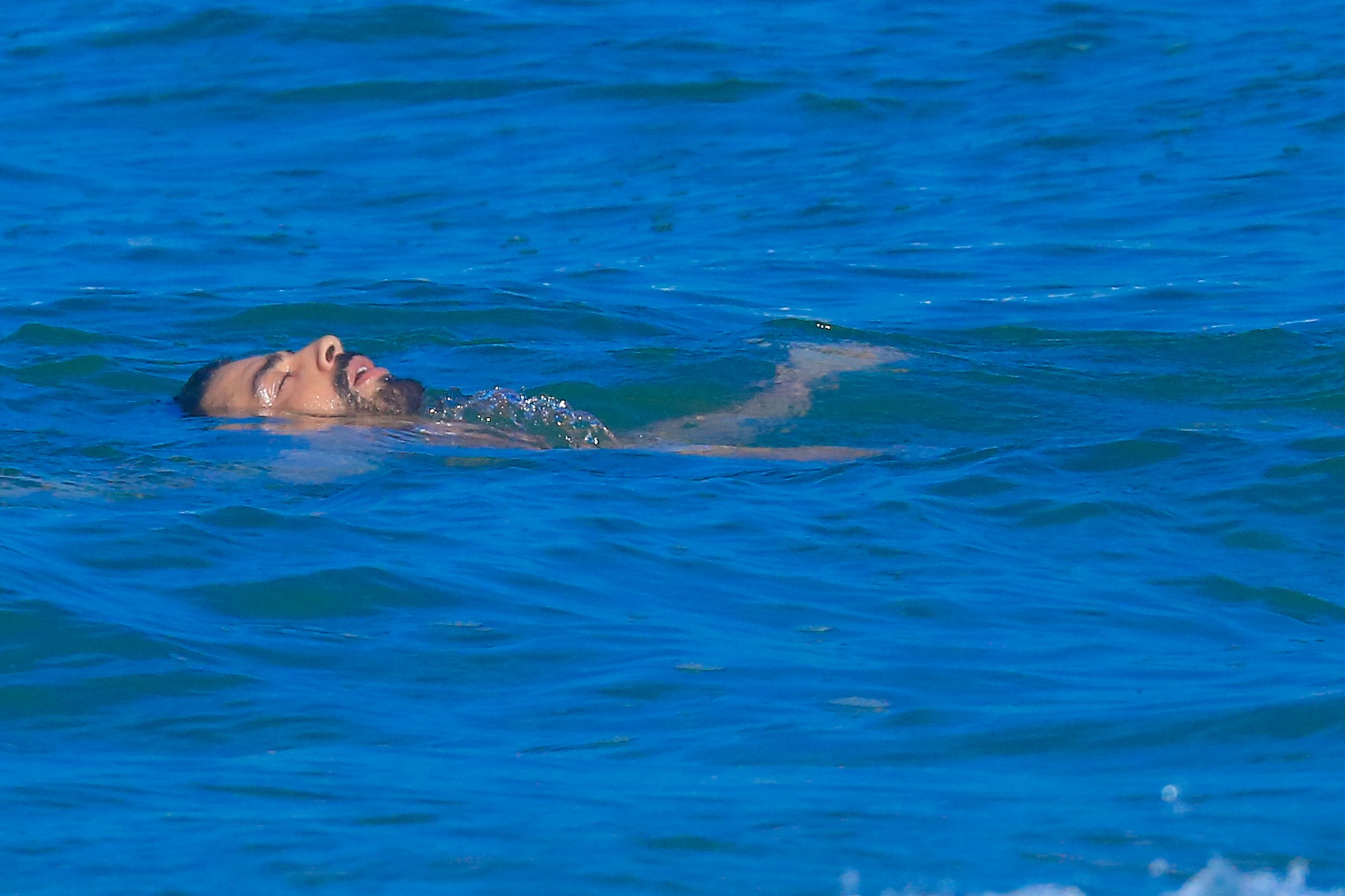Cauã Reymond curte praia em dia de sol no Rio de Janeiro