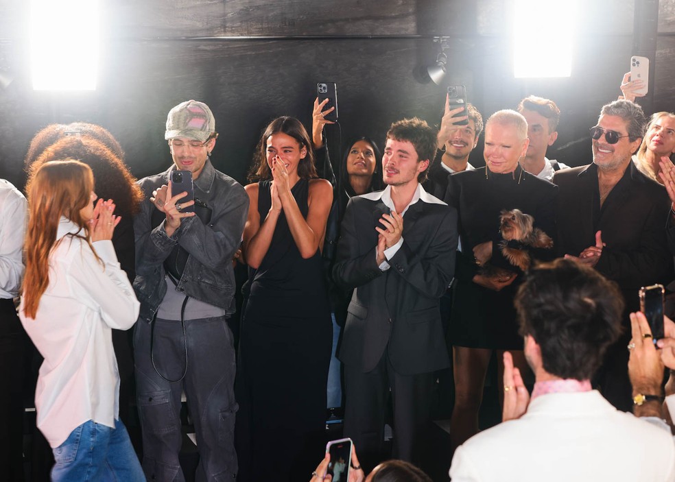 Sacha Meneghel entre família e amigos, em sua estreia na moda 