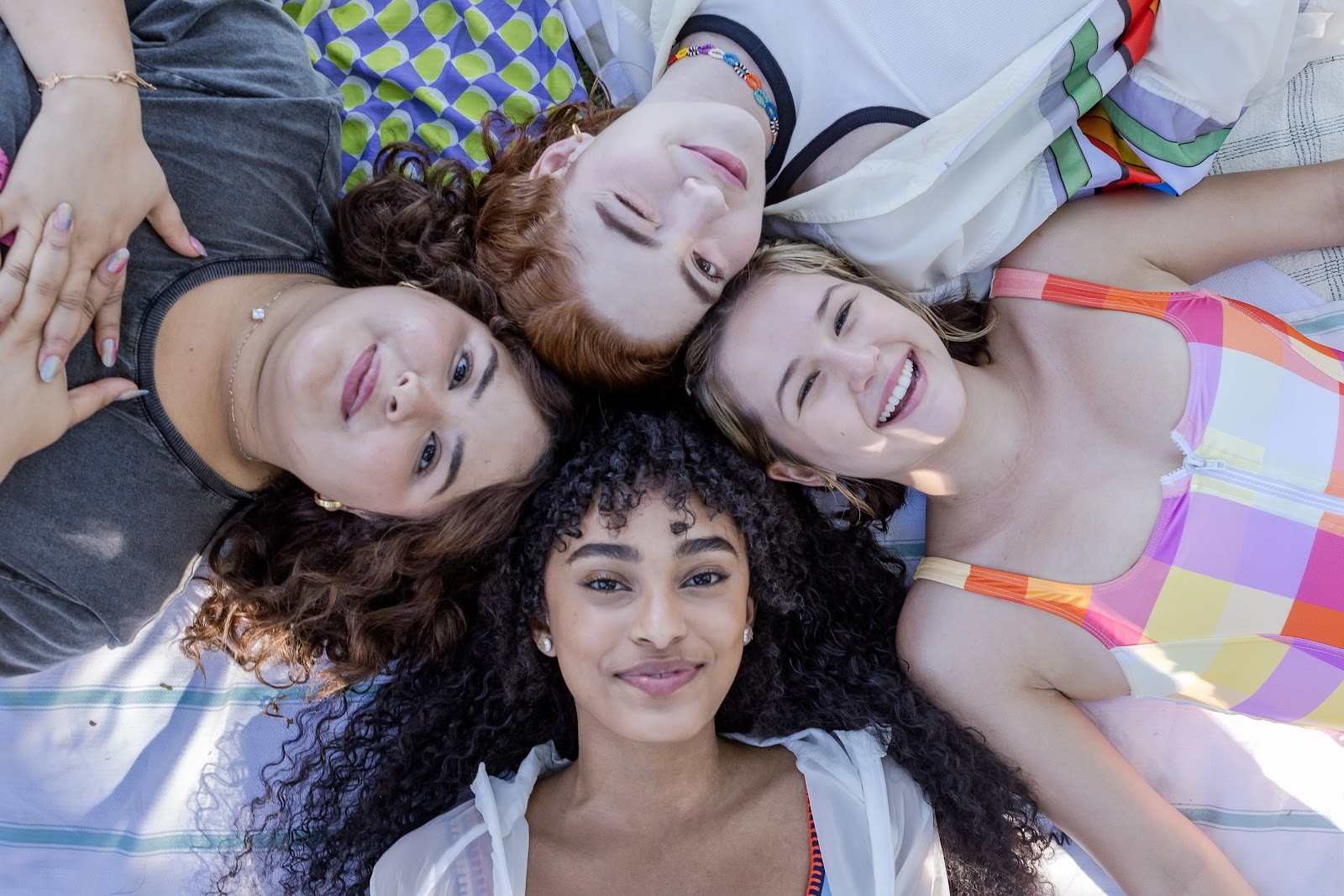 Cena do filme com as protagonistas adolescentes em fase de autodescoberta