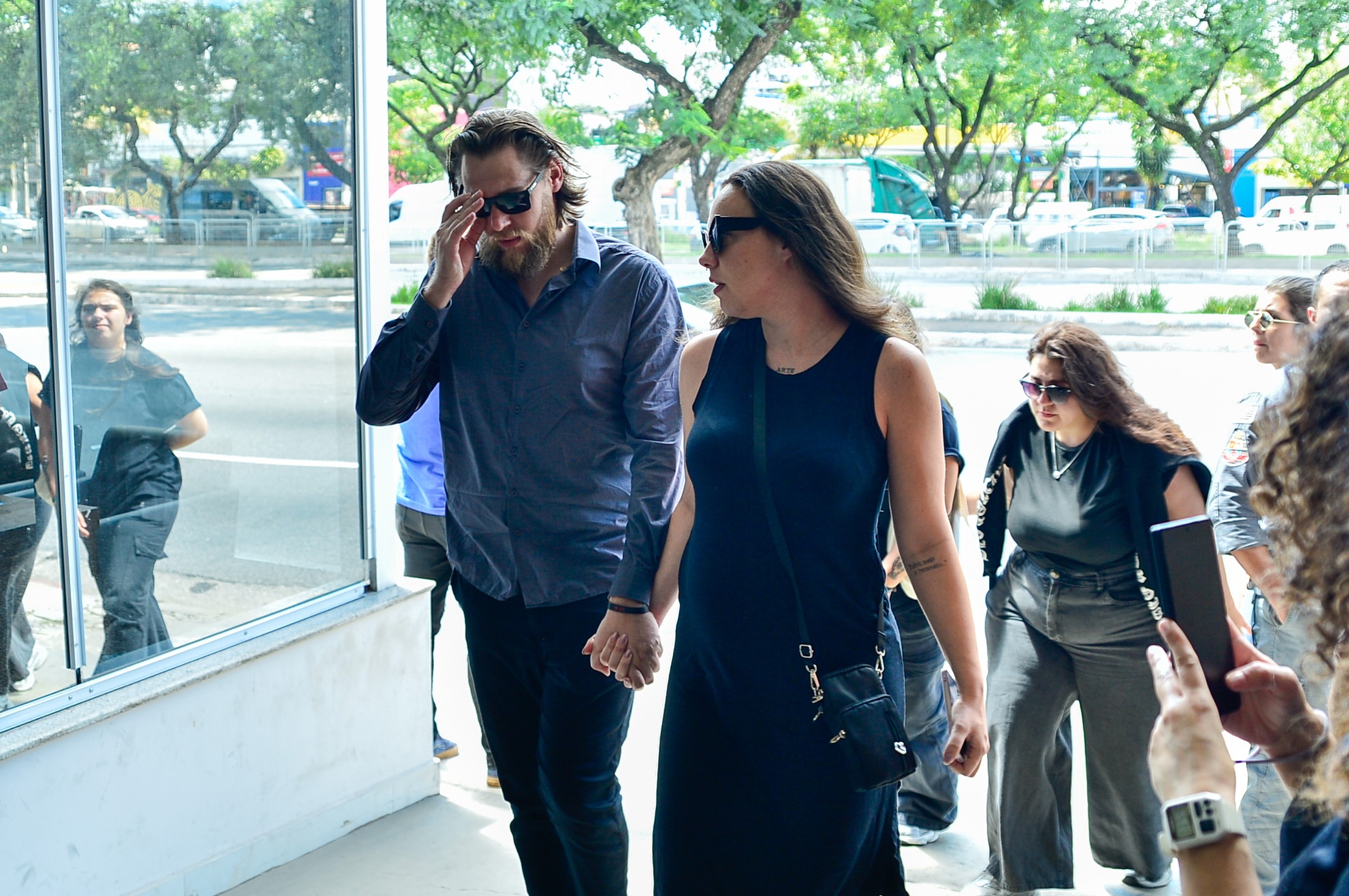 Grávida, filha de Gerson Brenner chega para velório do ator em São Paulo