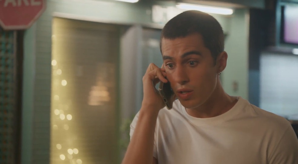 Marcos ligará para o conhecido e anunciará uma mudança de planos — Foto: Reprodução/TV Globo