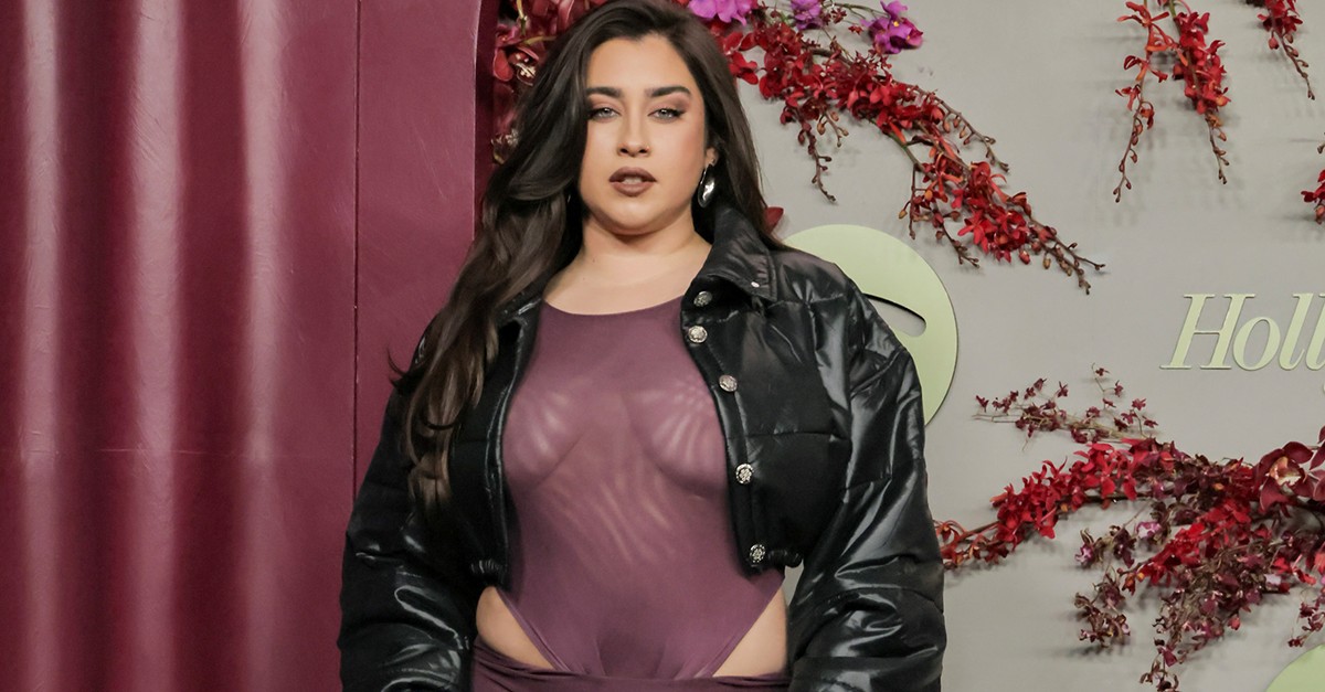 Lauren Jauregui, do Fifth Harmony, ousa em body com transparência em evento em Hollywood