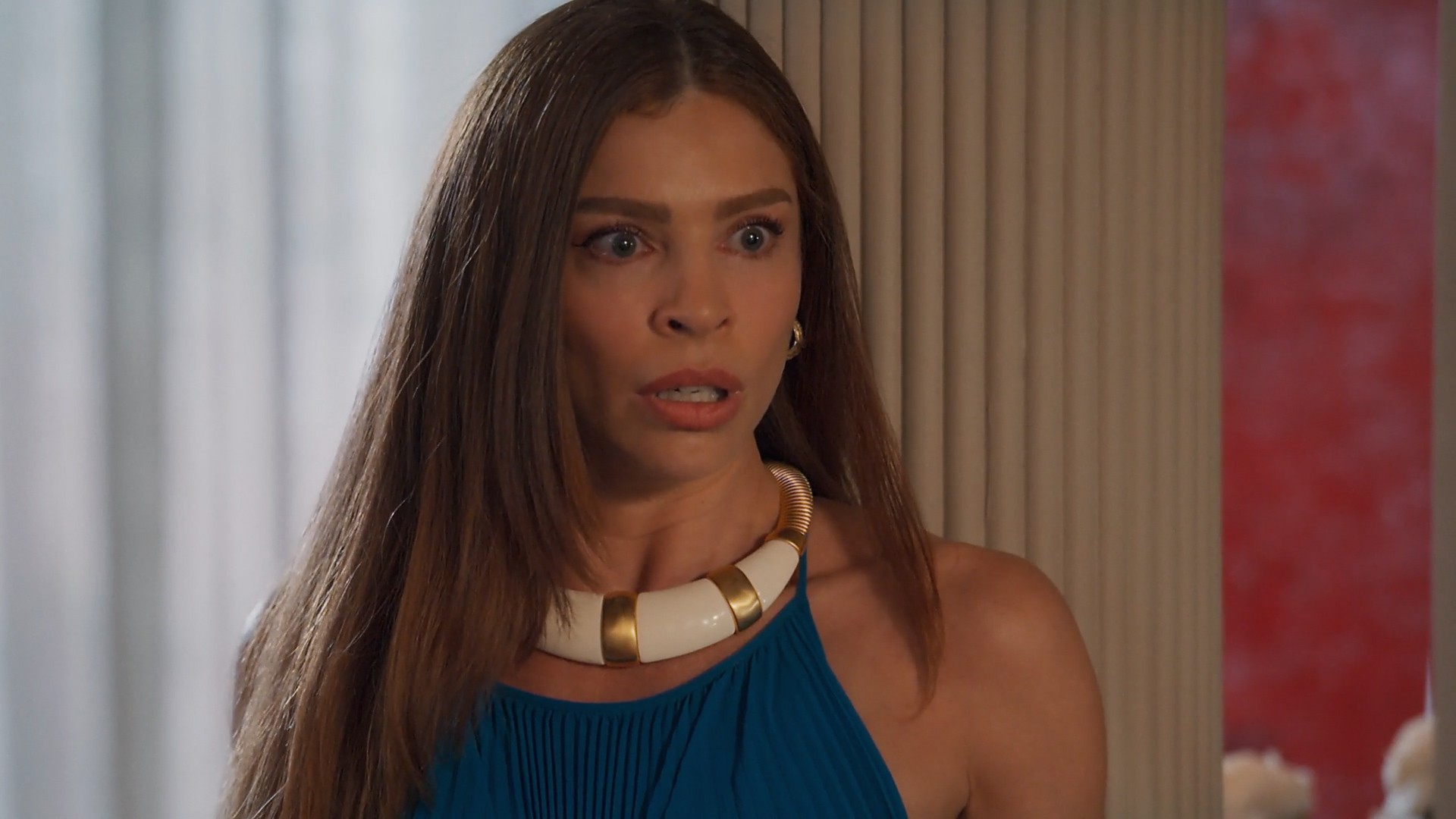 Três Graças: Arminda desconfia de Gerluce e Raul e vai parar na Chacrinha