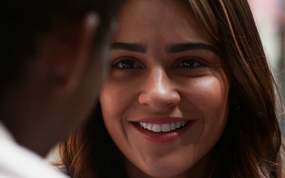 Sandra (Giullia Buscacio) e João Pedro (Juan Paiva) se casam em Renascer — Foto: Globo