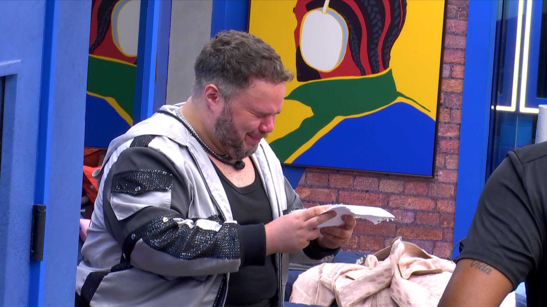 Hanii chora muito ao ler carta deixada por Camille Vitoria: 'Coração cheio de gratidão'