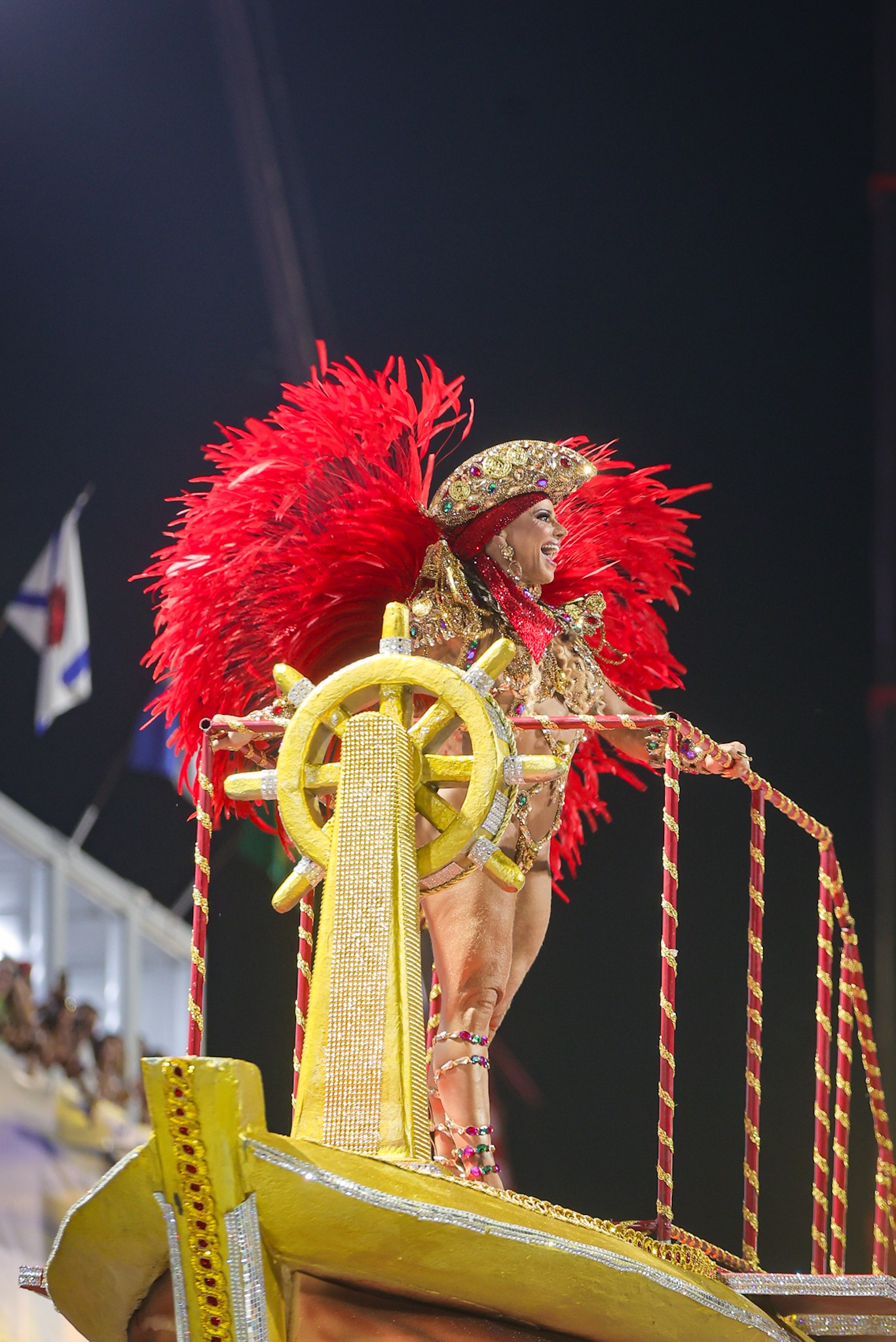 Viviane Araujo inova em plataforma no desfile do Salgueiro; veja fotos!