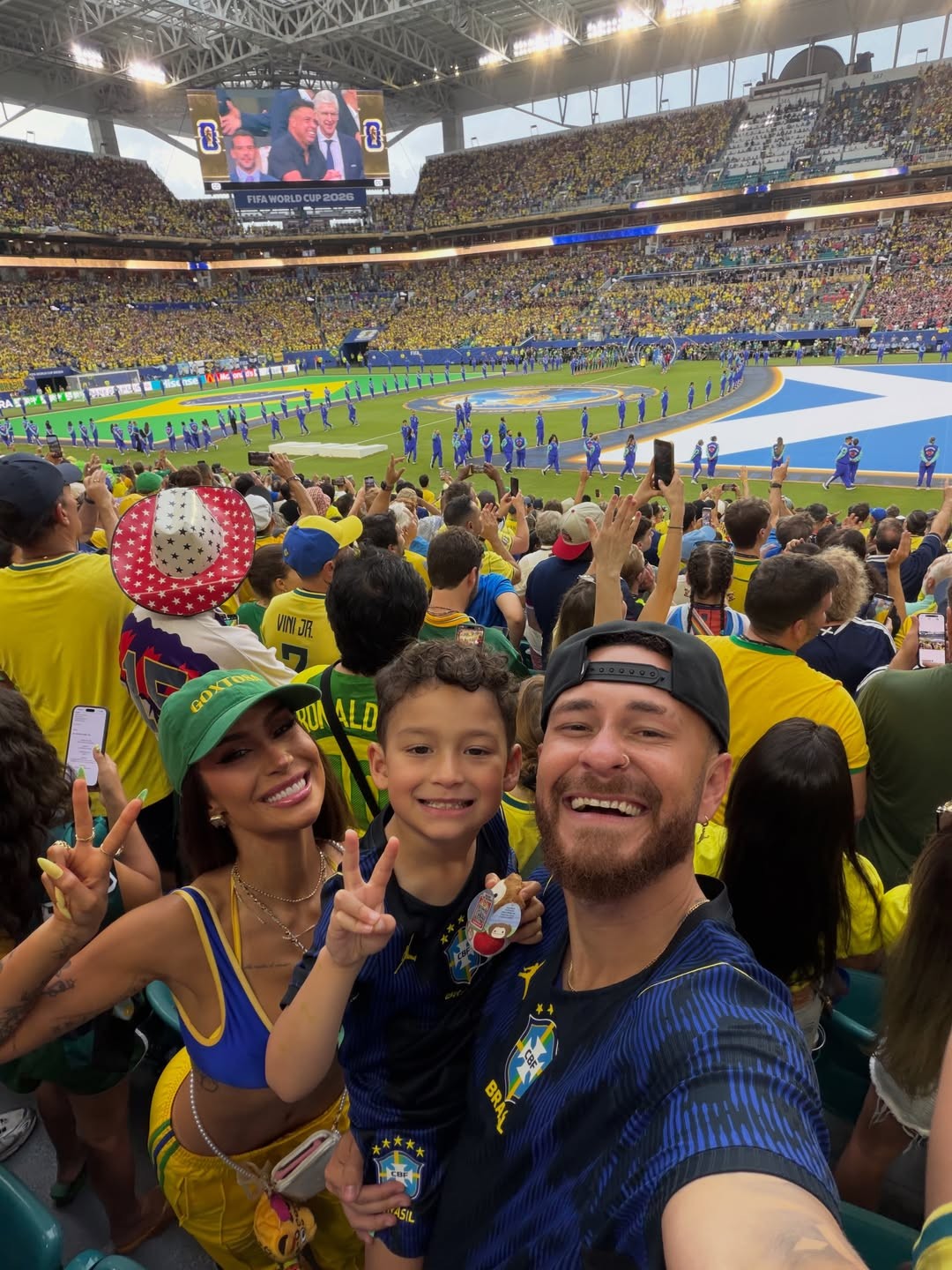 Bianca Andrade, Fred Bruno e o filho, Cris, torcem juntos pelo Brasil em Miami