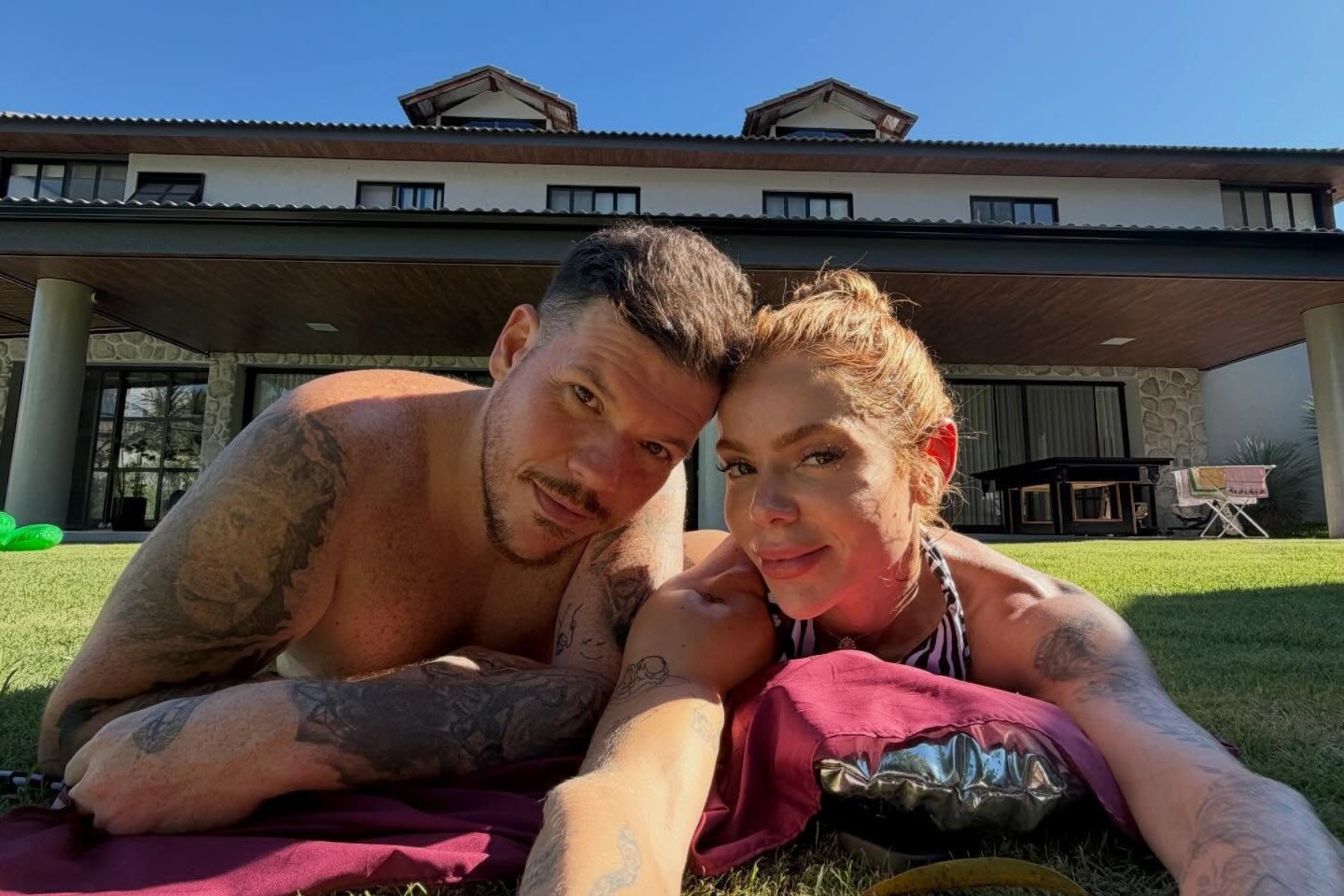 Após perderem mais de 70 quilos juntos, Ferrugem e Thaís Vanconcellos curtem dia na piscina