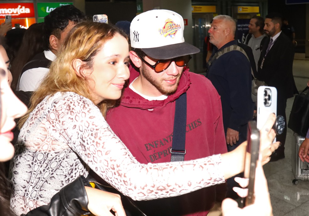 Nick Jonas é tietado no aeroporto — Foto: Clayton Felizardo BrazilNews
