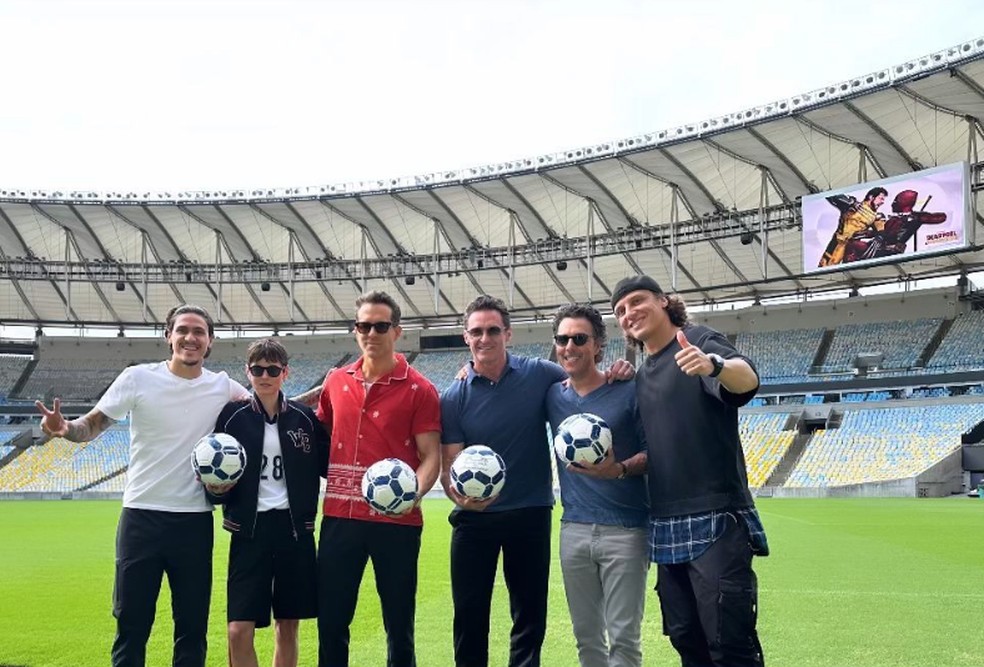 Elenco de 'Deadpool & Wolverine' visita Maracanã e se arrisca no futebol com Pedro e David Luiz, do Flamengo — Foto: Instagram