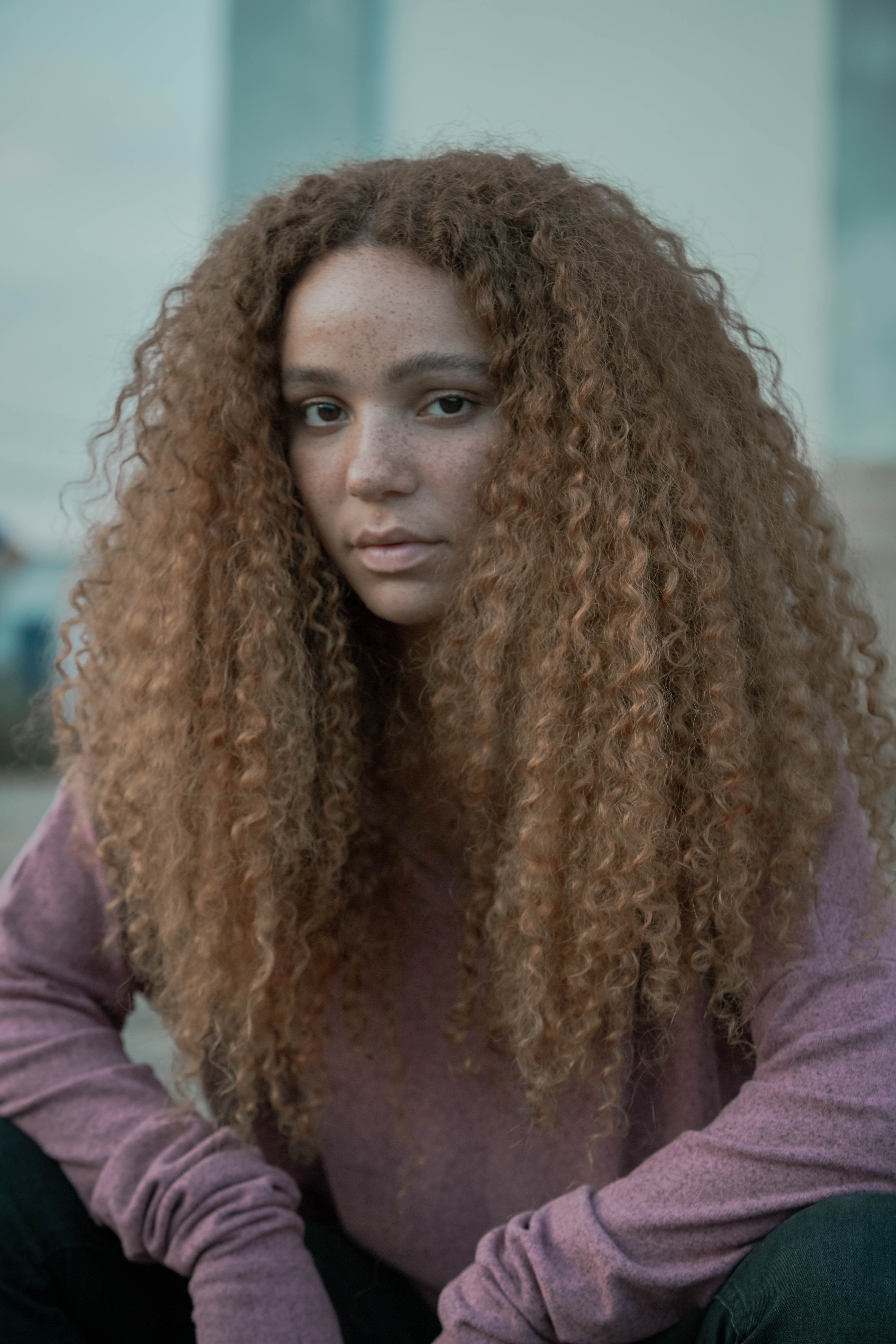 Protagonista em Vermelho Sangue, Letícia Vieira chora ao falar de 1º trabalho como atriz: 'Nunca tinha atuado na minha vida'