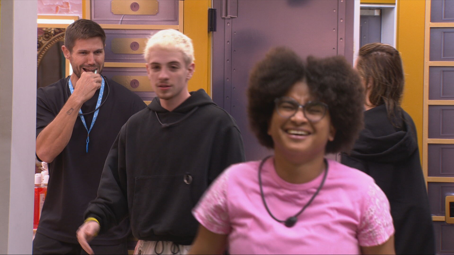 Jonas Sulzbach escuta conversa da despensa e Milena vê: 'Igual ao Bozo, nem é bonito mais'