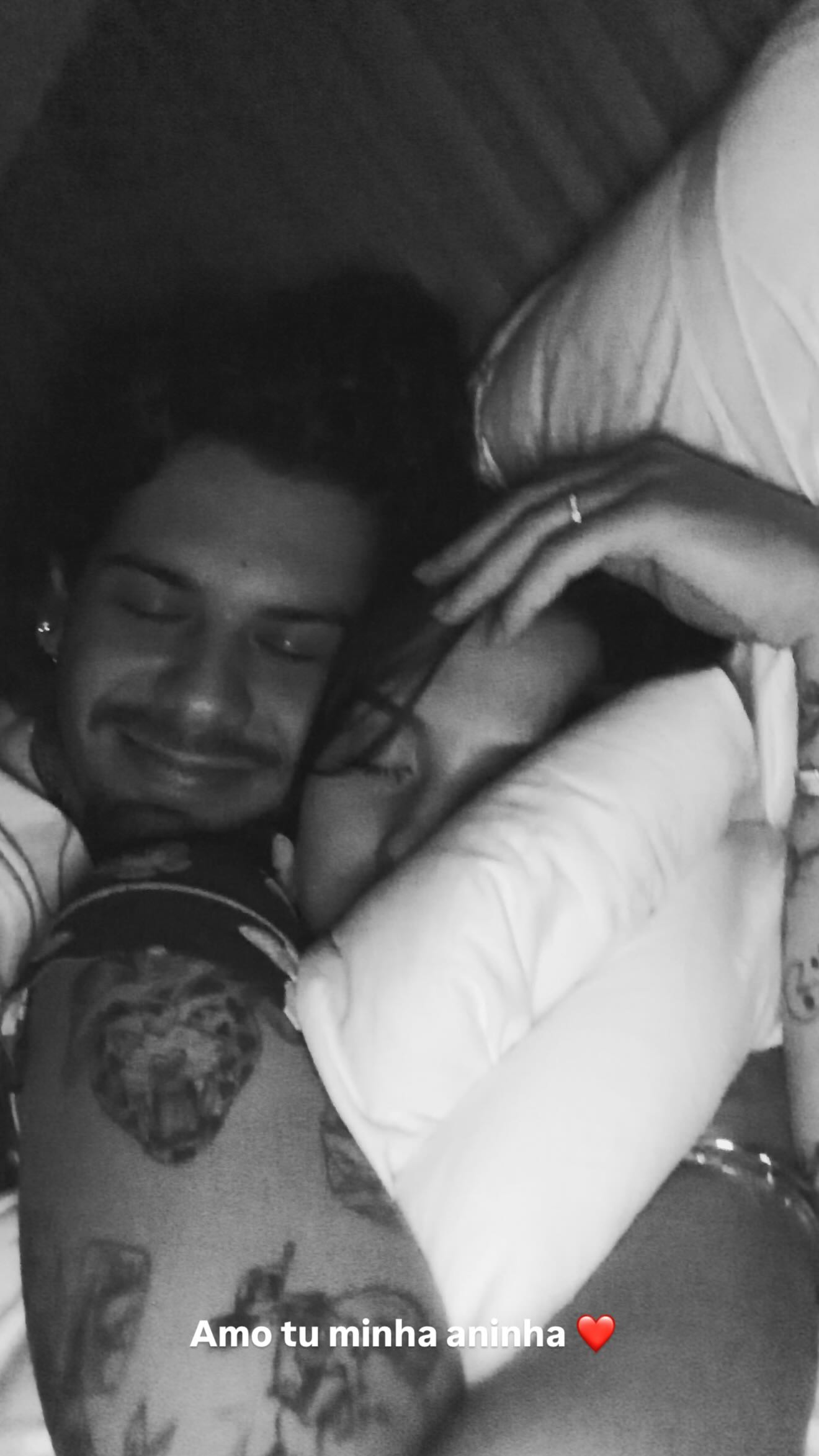 Zé Felipe posa dormindo agarradinho com Ana Castela: 'Minha Aninha'