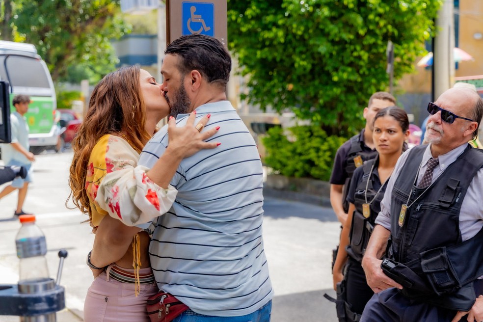 Três Graças: Misael beija Consuelo para fugir de flagrante; veja fotos — Foto: Globo