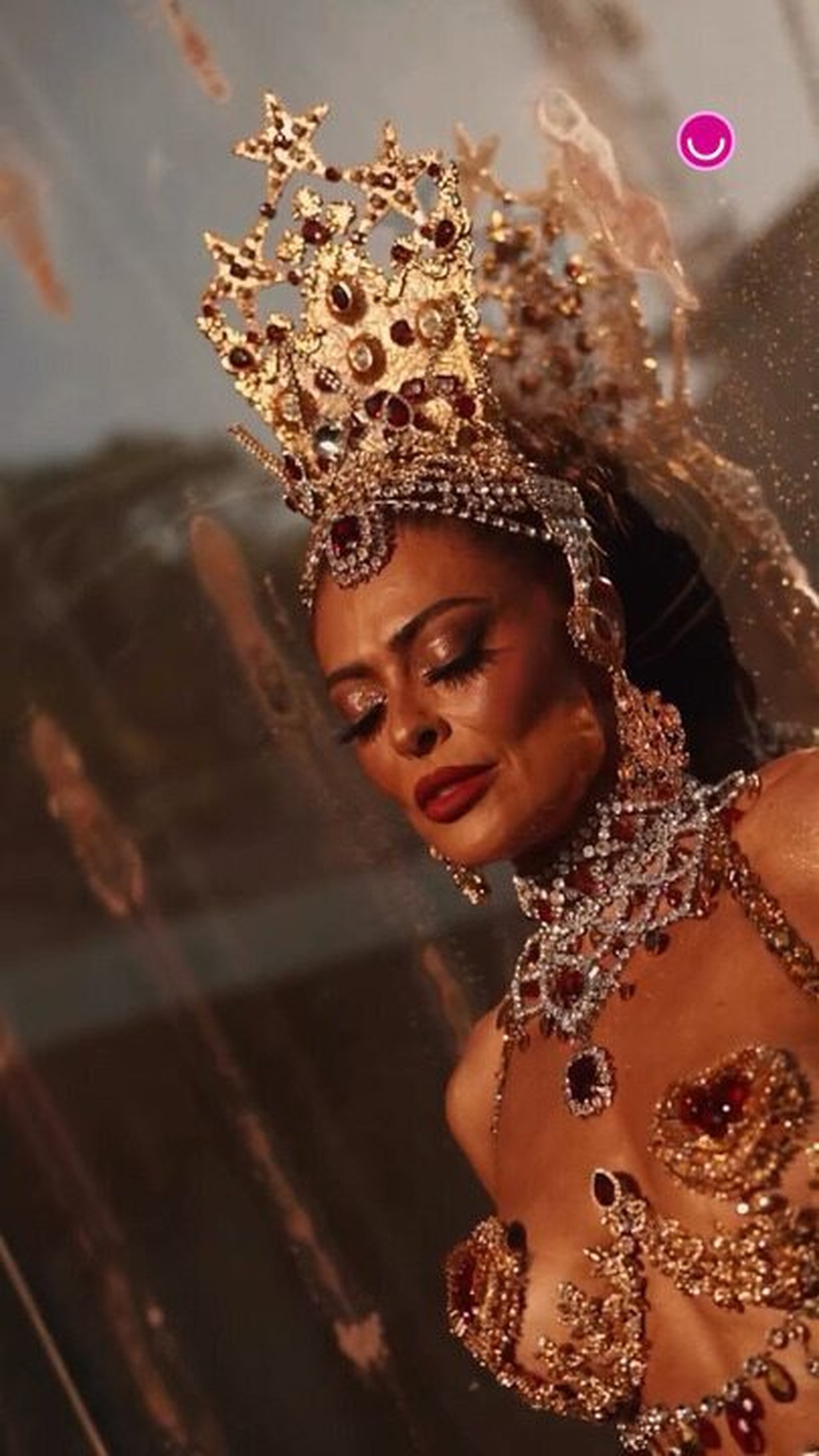 Juliana Paes chora ao falar do pai em retorno como rainha da Viradouro: 'Se ele estivesse vivo, estaria aqui'