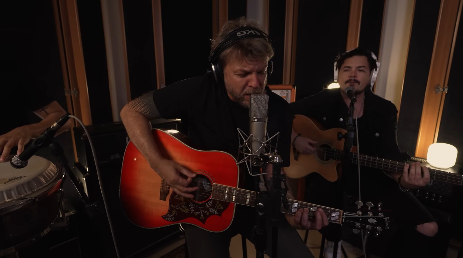 Vinny (mexe a cadeira) lança novo projeto, fala da paixão pela psicanálise e explica vida longe dos holofotes