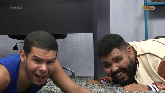 Queda de Vinicius no Big Terapia bomba na web: 'Como é que tá a vida depois do tombo?' - Programa: Big Brother Brasil 22 