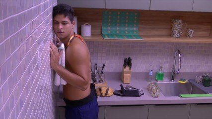 BBB 25: relembre vezes que os brothers escutaram conversas pela casa
