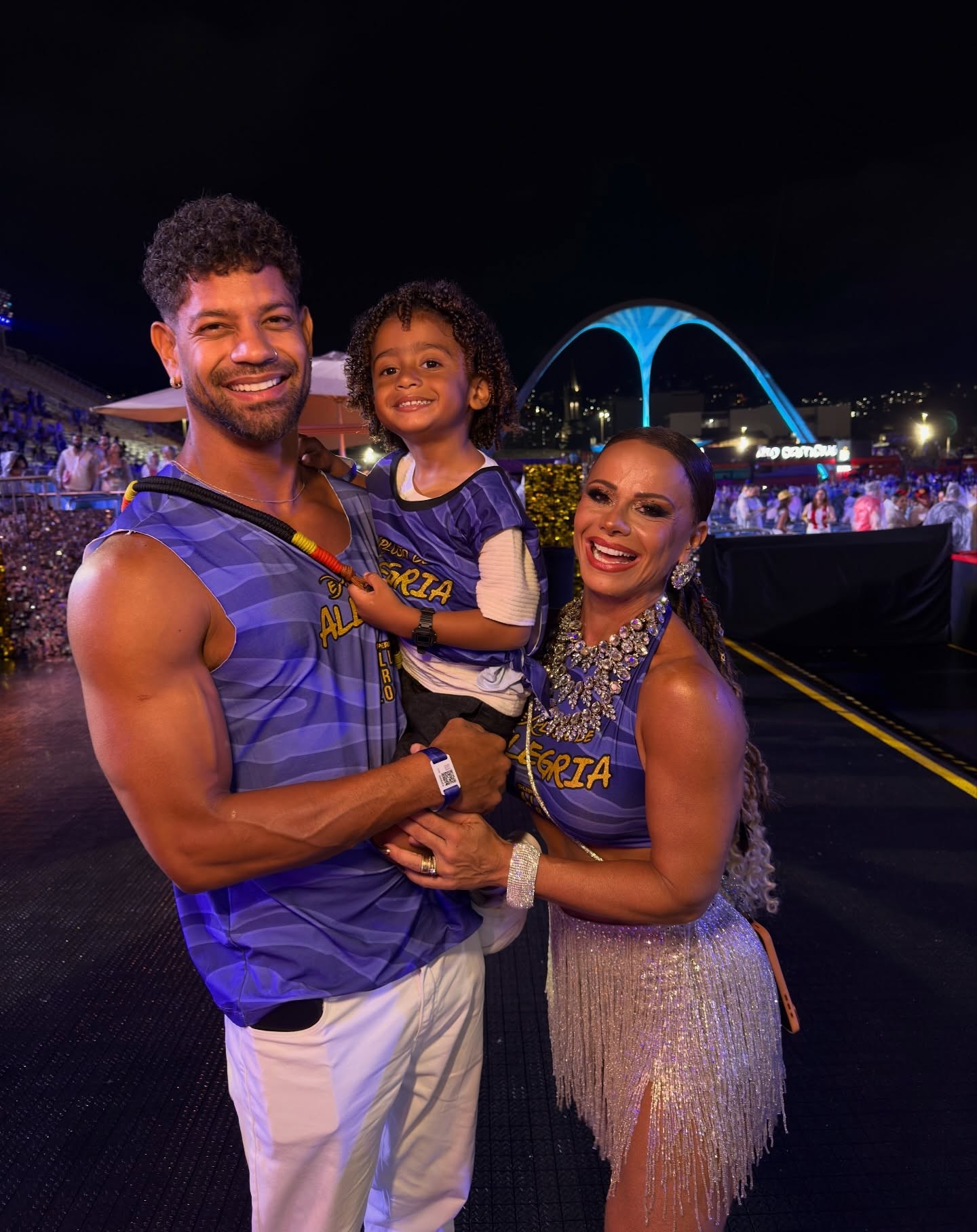 Viviane Araujo leva o filho para assisti-la no Desfile das Campeãs na Sapucaí