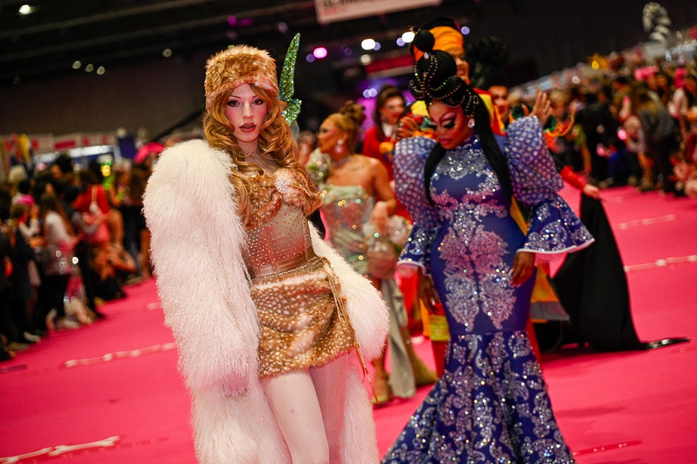 Drag queens desfiam no Pink Carpet do RuPaul's DragCon UK 2025 — Foto: Ben Montgomery/Getty Images