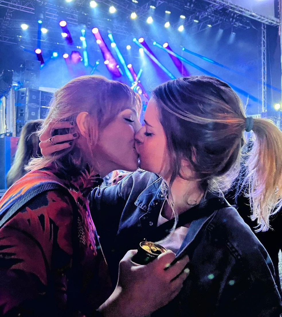 Titi Müller aparece ganhando beijão de Lívia Lobato — Foto: Reprodução/Instagram
