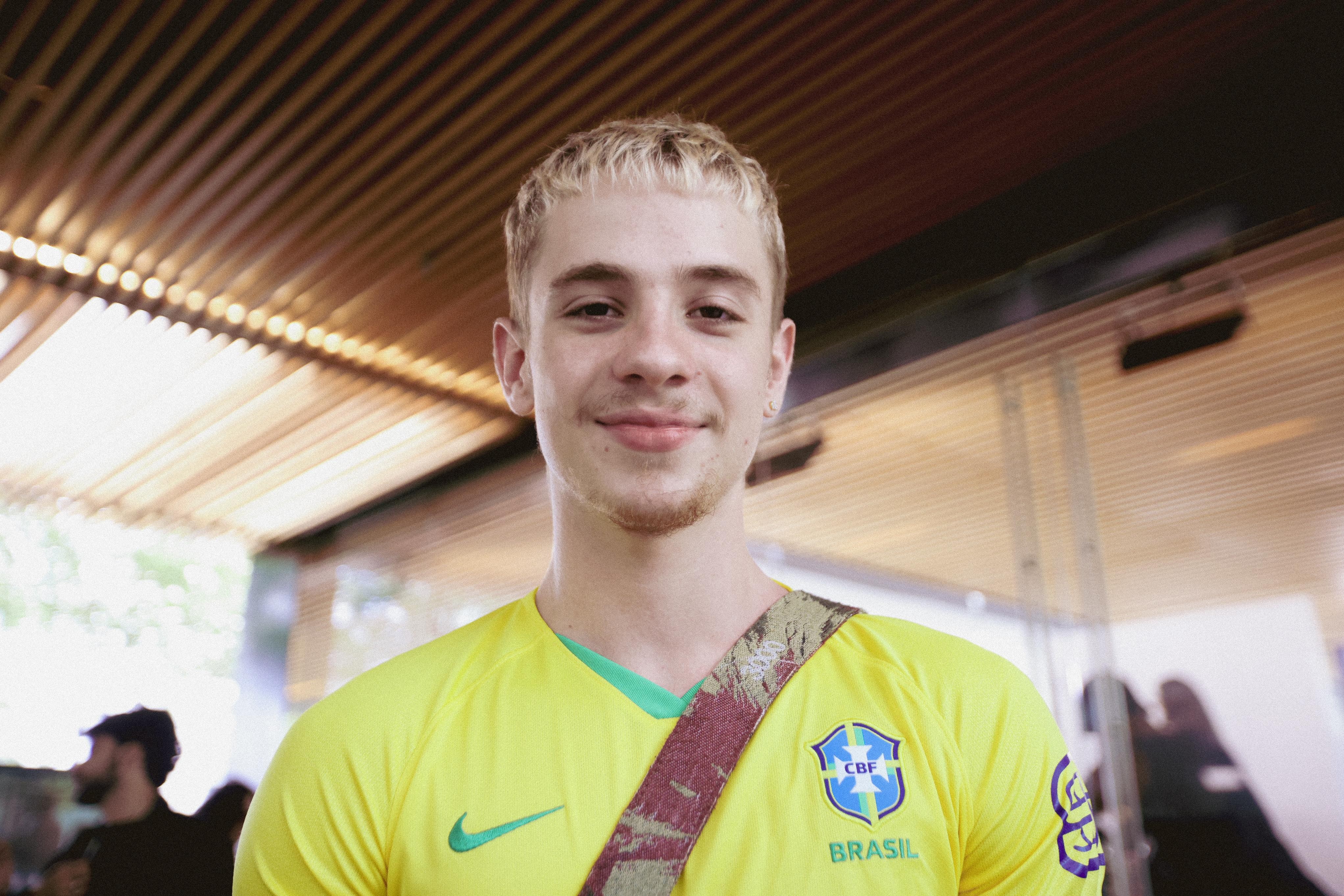 Juliano Floss desfila na SPFW e revela 'ajuda' de Marina Sena na sua autoestima: 'Hoje me amo mais'