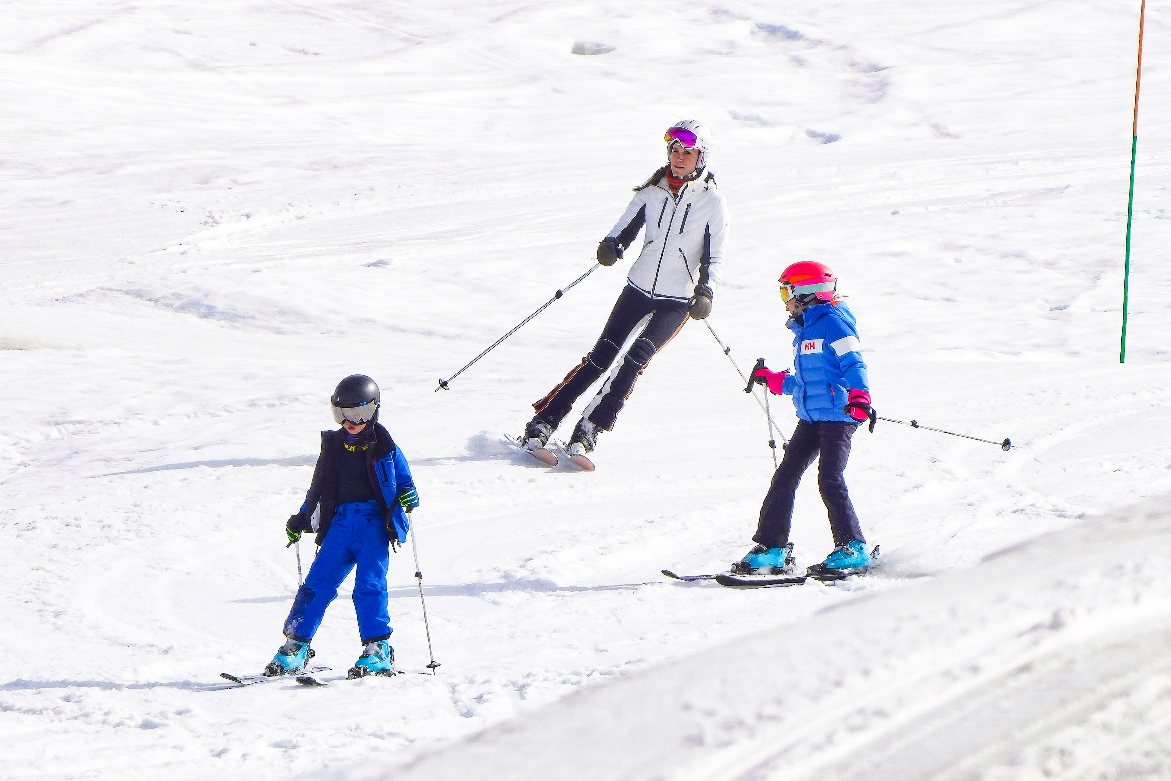 Kate Middleton, Príncipe William e os filhos esquiam em viagem aos Alpes Franceses