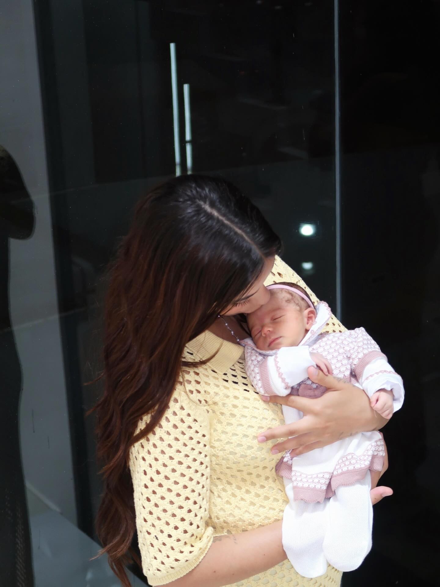 Key Alves mostra o rosto do filha pela primeira vez: 'Impossível deixar essa fofura anônima, ela é uma boneca'