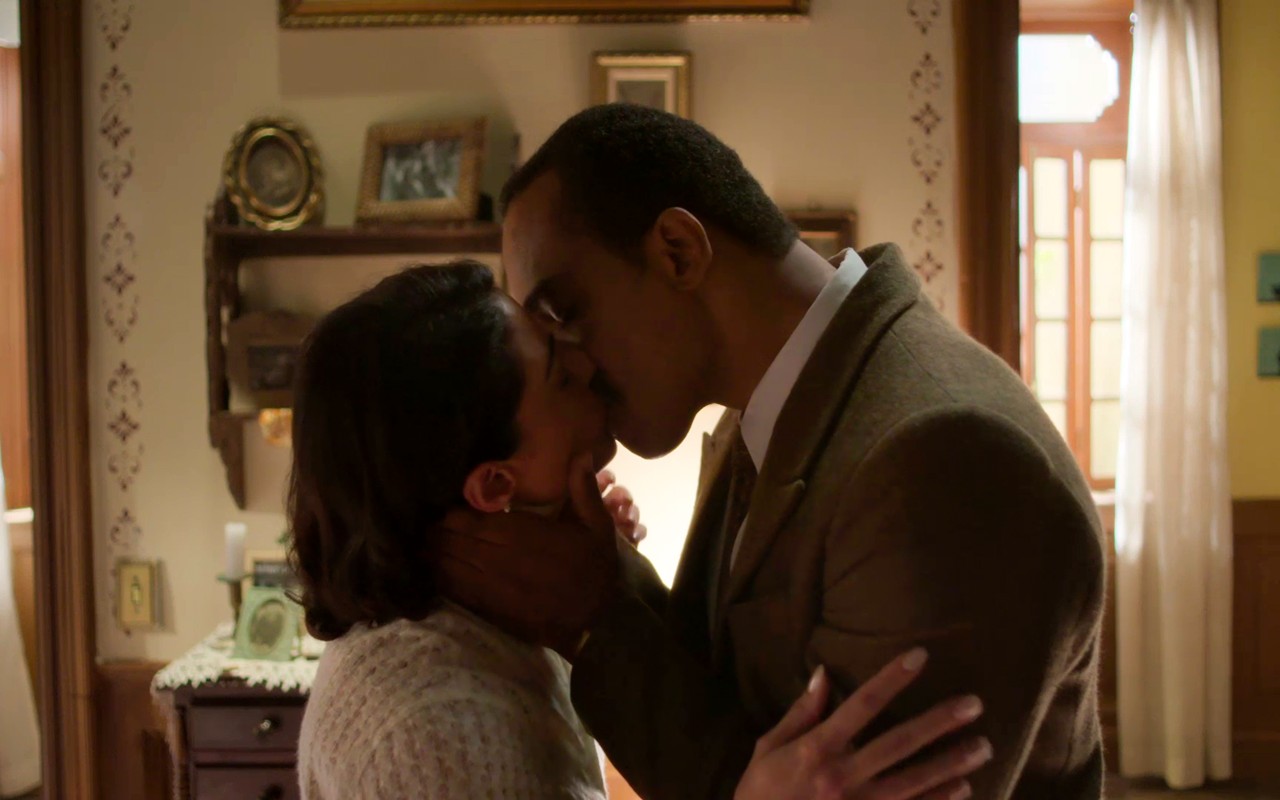 Garota do Momento: Clarice e Gregório se beijam