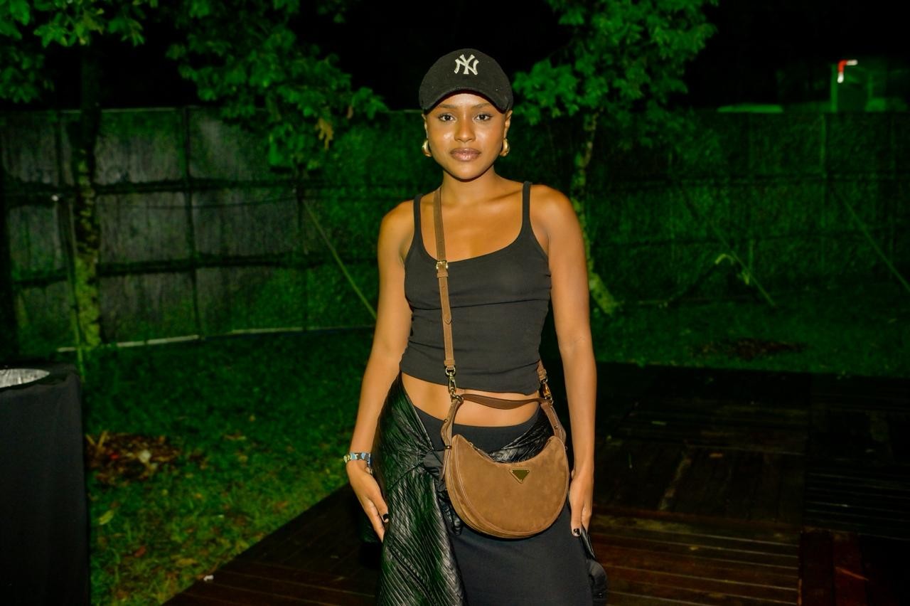 Duda Santos posa com bolsa de quase R$ 20 mil para curtir o Rock The Mountain